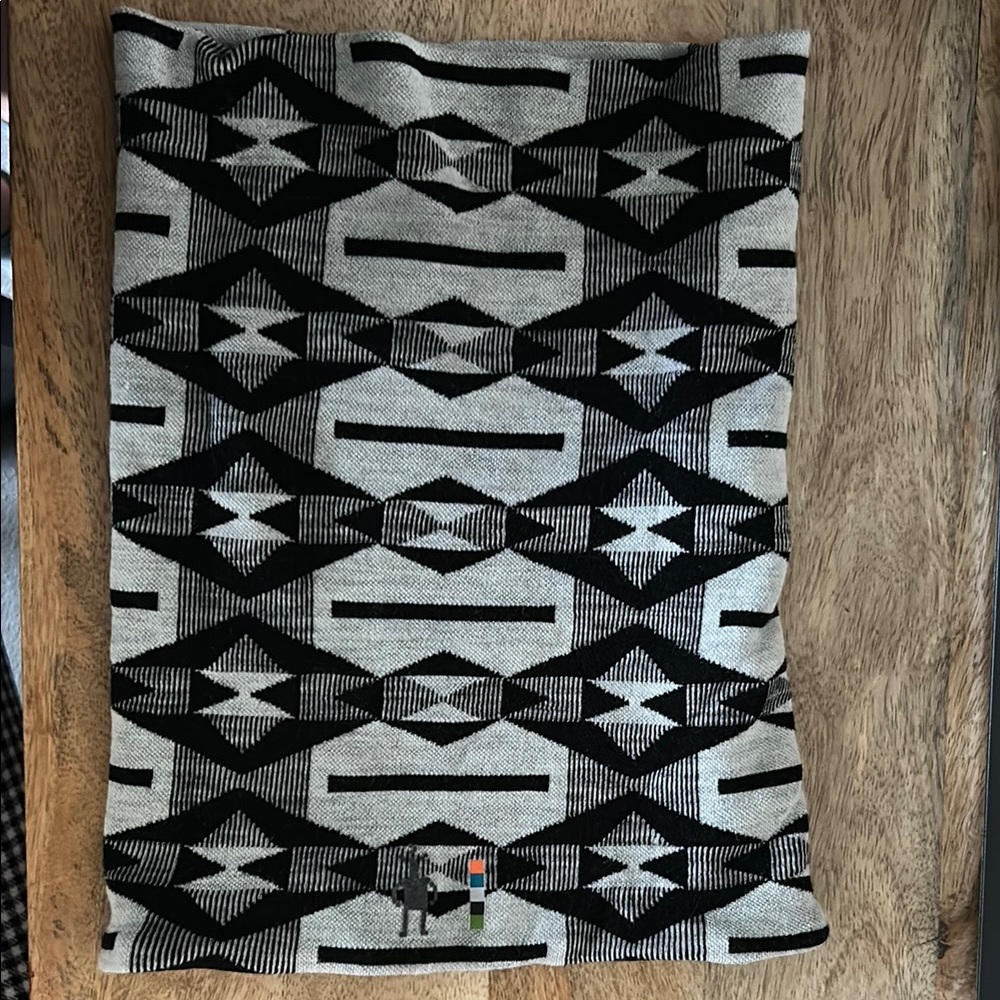Smartwool neck gaiter Geometric Black and White